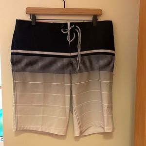 NWT Mens size 34 board shorts swim trunks 10” inseam
